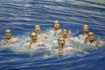 Om het kunstzwemmen wat spectaculairder te maken, wordt er nu geëxperimenteerd met piranha's in het bad